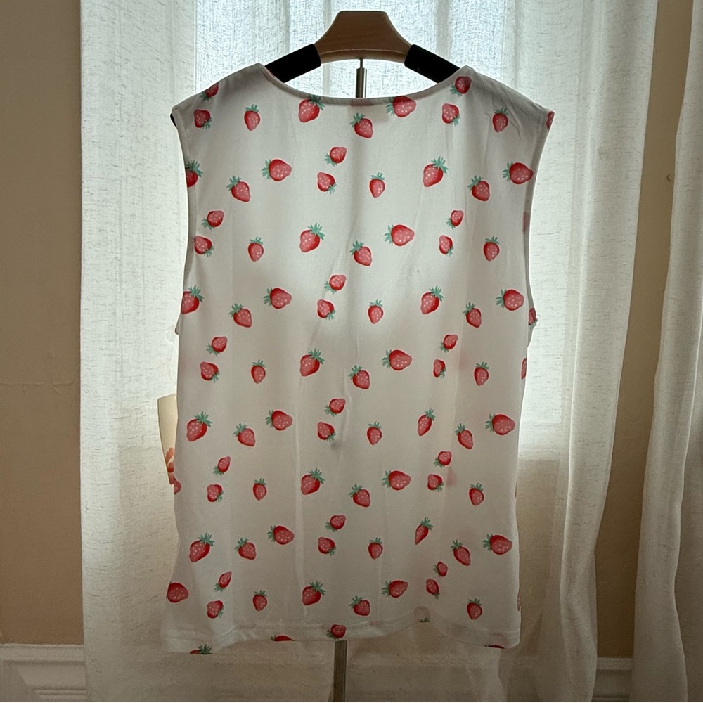 Free Kisses Women's Tank Top With Strawberry Print‎ Size 1X - Picture 2 of 6